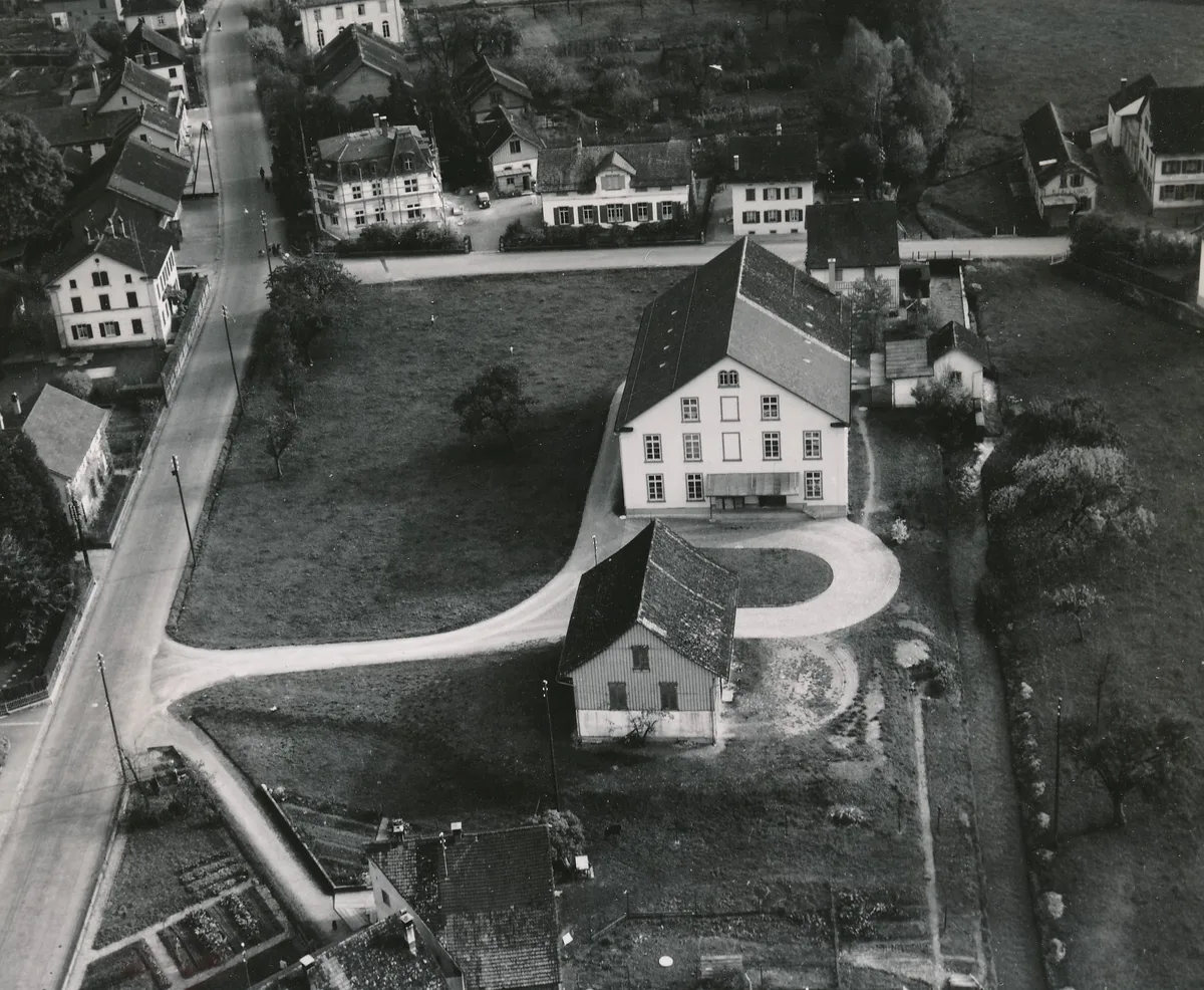 Die Aufnahme aus dem Jahr 1961 zeigt die Wiese, auf der heute das Gemeindehaus steht grosse wiese, gebäude